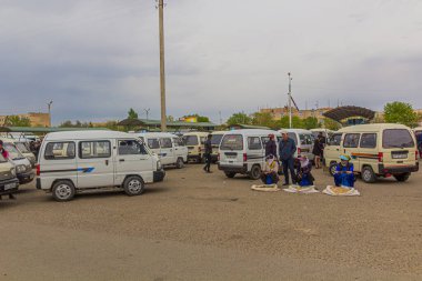 NUKUS, UZBEKISTAN - 21 Nisan 2018: Nukus, Özbekistan 'daki Minibus (marshutka) istasyonu