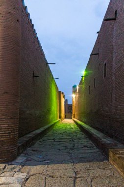 Özbekistan 'ın eski Khiva kasabasında dar bir sokak.