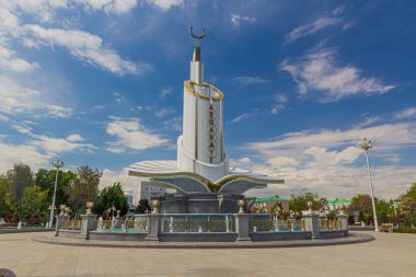 ASHGABAT, TURKMENISTAN - 18 Nisan 2018: Türkmenistan 'ın başkenti Ashgabat' taki Beyaz Şehir Ashgabat Park Anıtı