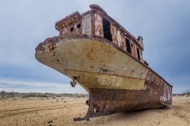 Rusty gemiyi eski Aral deniz kıyısındaki gemi mezarlığında terk etti (Moynoq veya Muynak), Özbekistan.