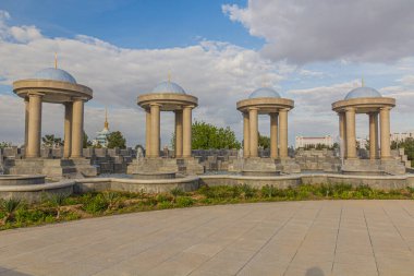 Ashgabat, Türkmenistan 'daki Bağımsızlık Parkı' ndaki çeşmeler ve pavyonlar