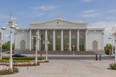 ASHGABAT, TURKMENISTAN - 18 Nisan 2018: Ashgabat Ana Tiyatrosu, Türkmenistan 'ın başkenti
