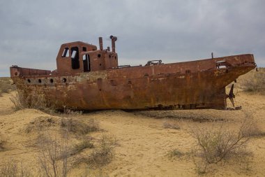 Eski Aral liman kenti Moynaq (Moynoq veya Muynak), Özbekistan 'daki gemi mezarlığındaki paslı gemi.