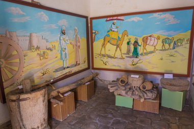 KHIVA, UZBEKISTAN - 25 Nisan 2018: Özbekistan 'ın eski Khiva kentindeki küçük bir müzenin içi
