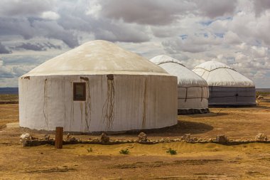 Özbekistan 'ın Kyzylkum çölündeki Ayaz Qala kalesi yakınlarındaki Yurt kampı