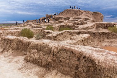 TOPRAK QALA, UZBEKISTAN - 24 Nisan 2018: Özbekistan Kyzylkum çölündeki Toprak (Topraq) Kalesi 'ni ziyaret eden turistler