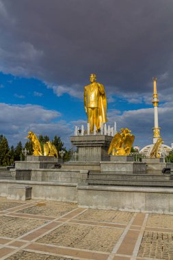ASHGABAT, TURKMENISTAN - 17 Nisan 2018: Saparmurat Niyazov altın heykeli Ashgabat, Türkmenistan