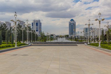 Türkmenistan 'ın başkenti Ashgabat' ta çeşmeli Altyn Asyr Parkı