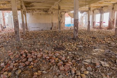 Eski Aral Denizi liman kenti Moynaq (Moynoq veya Muynak), Özbekistan 'daki terk edilmiş balık konserveleri fabrikası kalıntıları.