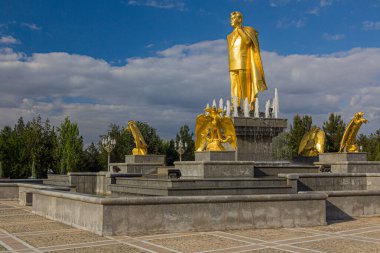 ASHGABAT, TURKMENISTAN - 17 Nisan 2018: Saparmurat Niyazov altın heykeli Ashgabat, Türkmenistan