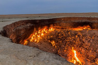Türkmenistan 'da Darvaza (Derweze) gaz krateri (ayrıca Cehennem Kapısı olarak da bilinir)