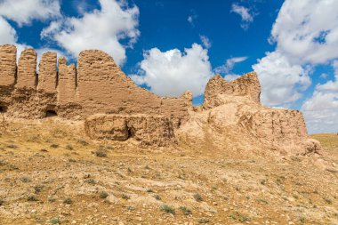Özbekistan Kyzylkum çölündeki Ayaz Qala kalesinin aşınmış toprak duvarları