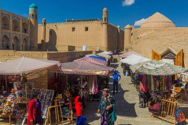 KHIVA, UZBEKISTAN - 25 Nisan 2018: Özbekistan 'ın eski Khiva kentindeki sokak pazarı.