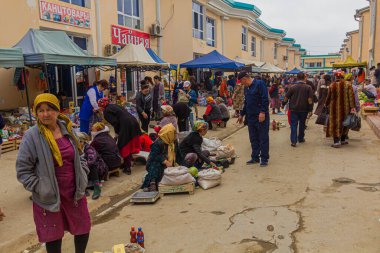 NUKUS, UZBEKISTAN - 21 Nisan 2018: Özbekistan 'ın Nukus kentindeki pazarda yerel halk