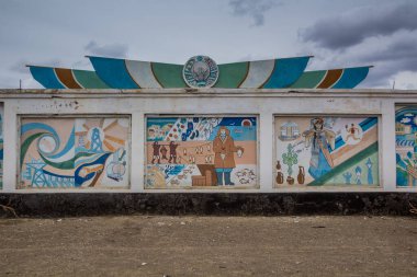 MUYNAQ, UZBEKISTAN - 22 Nisan 2018: Eski liman kenti Moynaq 'taki anıt (Moynoq veya Muynak), Özbekistan.