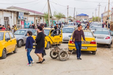 KUNGRAD, UZBEKISTAN - 22 Nisan 2018: Kungrad, Özbekistan 'daki ortak otomobil istasyonu