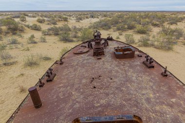 Eski Aral liman kenti Moynaq (Moynoq veya Muynak), Özbekistan 'daki gemi mezarlığındaki paslı gemi.