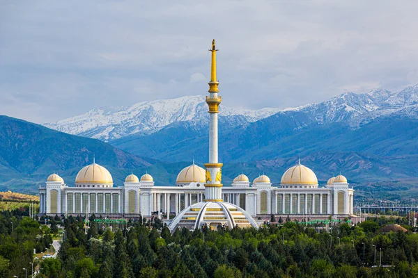 Ashgabat, Türkmenistan 'daki Bağımsızlık Anıtı ve Ulusal Kütüphanesi