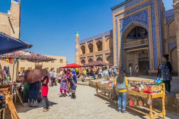 Khiva Uzbekistan エイプリル社2018 ウズベキスタンの旧市街地にあるイスラム教のホジャ マドラサ前の通り市場 — ストック写真