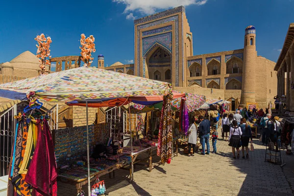 Khiva Uzbekistan 2018年4月25日 乌兹别克斯坦Khiva老城的街市 背景为Allakuli Khan Madrassah — 图库照片