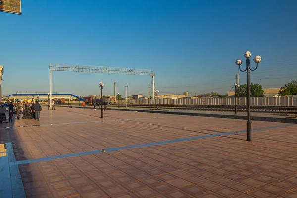 Urgench Uzbekistán Abril 2018 Plataforma Estación Ferroviaria Urgench Uzbekistán —  Fotos de Stock