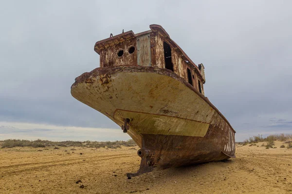 Roestig Verlaten Schip Scheepsbegraafplaats Aan Voormalige Aralzeekust Moynaq Moynoq Muynak — Stockfoto