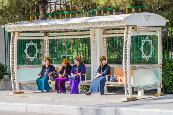Ashgabat Turkmenistan April 2018 Lokale Vrouwen Bij Een Bushalte Ashgabat — Stockfoto