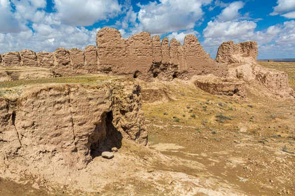 Özbekistan Kyzylkum Çölündeki Ayaz Qala Kalesinin Aşınmış Toprak Duvarları — Stok fotoğraf