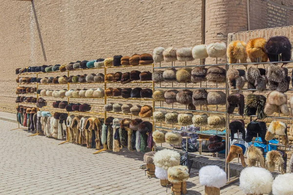 Sombreros Piel Venta Calle Pahlavon Mahmud Casco Antiguo Khiva Uzbekistán — Foto de Stock