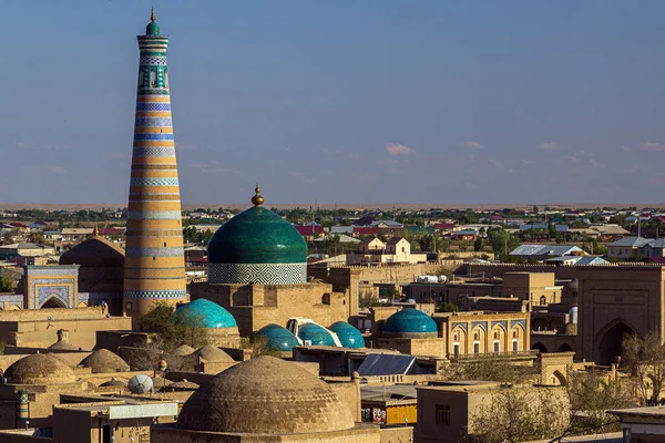 ウズベキスタンの旧市街キヴァにあるイスラム教のホジャ ミナレットとパフラバン マフムードの霊廟 — ストック写真