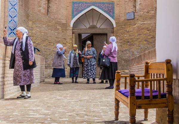 Khiva Uzbekistan April 2018 Local Tourists Visiting Allakuli Khan Madrassah — Stock Photo, Image