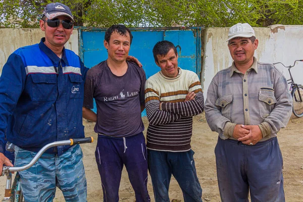 Muynaq Uzbekistan April 2018 Local Men Former Port Town Moynaq — Stock Photo, Image