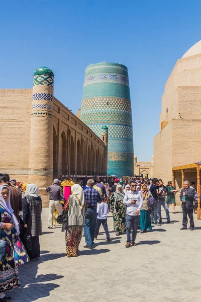 Khiva Uzbekistan April 2018 Туристи Відвідують Старе Місто Хіва Узбекистан — стокове фото