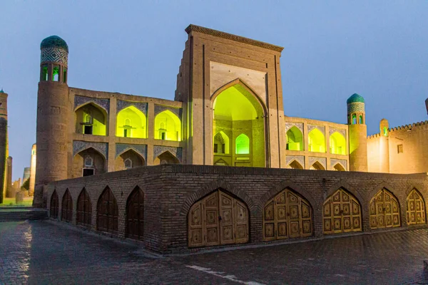 Noční Pohled Kutlug Murad Inaq Madrasa Starém Městě Khiva Uzbekistán — Stock fotografie