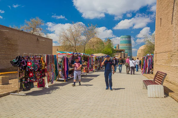 Khiva Uzbekistan April 2018 Туристи Ходять Вулиці Пехлевон Махмуд Старому — стокове фото