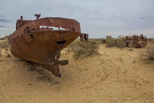 Roestige Schepen Scheepsbegraafplaats Het Voormalige Aralese Havenstadje Moynaq Moynoq Muynak — Stockfoto