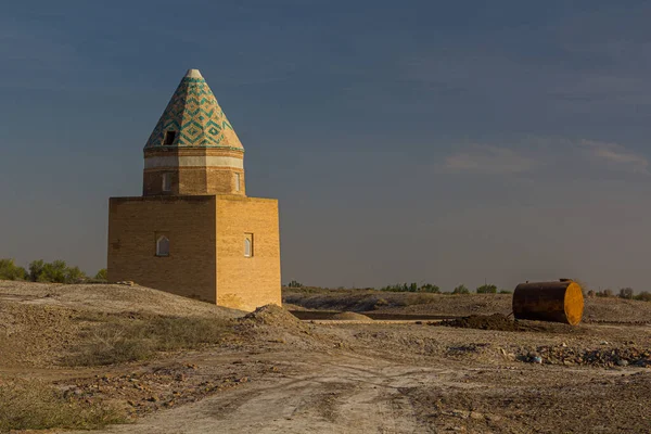 トルクメニスタンの古代コニーウルゲンチにあるイル アルスラン廟 — ストック写真