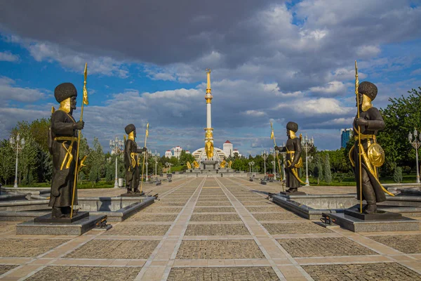 Ashgabat Turkmenistan Dubna 2018 Památník Nezávislosti Sochou Saparmurata Nijazova Sochami — Stock fotografie