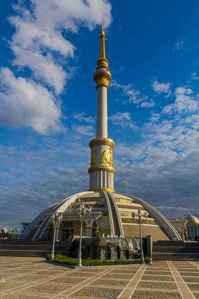 Unabhängigkeitsdenkmal Aschgabat Turkmenistan — Stockfoto