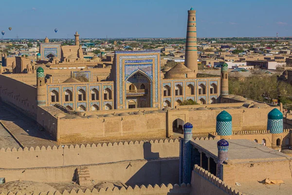 Skyline Old Town Khiva Uzbekistan Mohammed Rakhim Khan Madrassah Synlig — Stockfoto