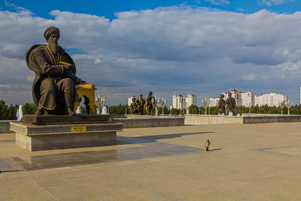 Ashgabat Turkmenistan Kwiecień 2018 Posągi Przywódców Turkmeńskich Przy Pomniku Niepodległości — Zdjęcie stockowe