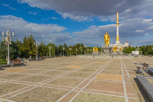 Ashgabat Turkmenistán Abril 2018 Monumento Independencia Con Estatua Oro Saparmurat — Foto de Stock