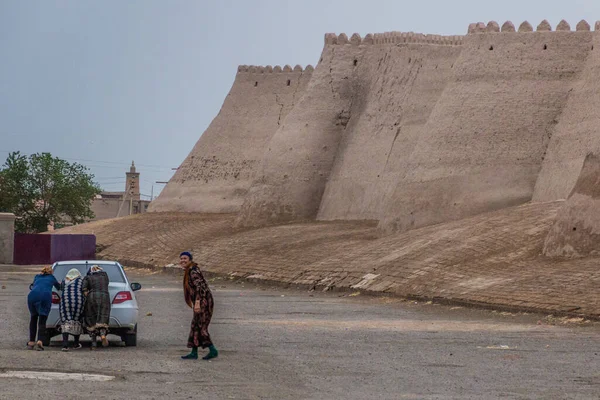 Khiva Uzbekistan April 2018 Lokale Vrouwen Duwen Een Auto Naast — Stockfoto