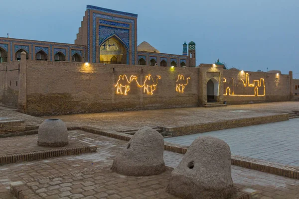 Vista Nocturna Mohammed Rakhim Khan Madrasa Khiva Uzbekistán — Foto de Stock