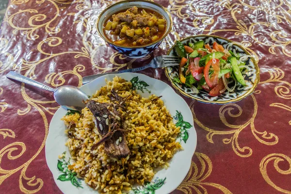 Jídlo Uzbekistánu Plov Salátem Polévkou — Stock fotografie