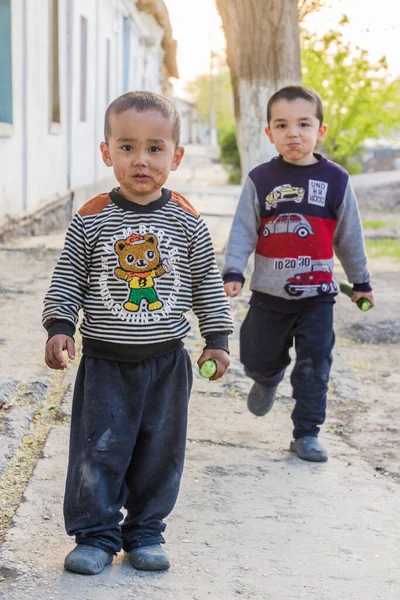 Konye Urgench Turkmenistán Abril 2018 Jóvenes Una Calle Konye Urgench —  Fotos de Stock