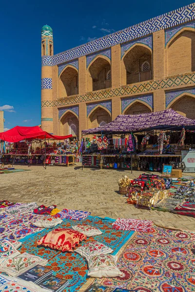 Khiva Uzbekistán Abril 2018 Mercado Callejero Frente Islam Madrasa Khoja — Foto de Stock