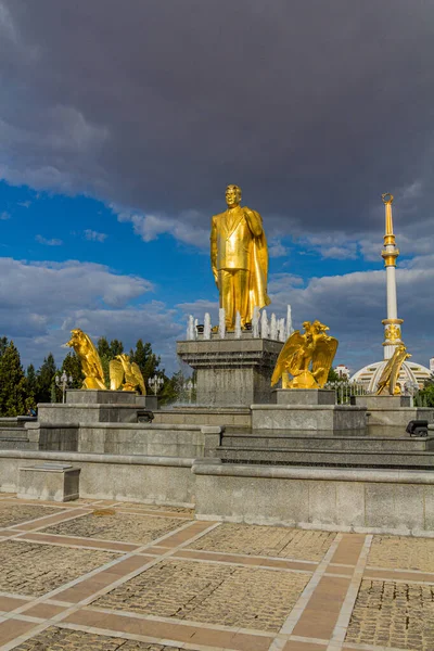 Ashgabat Turkmenistan Kwiecień 2018 Złoty Posąg Saparmurat Niyazov Ashgabat Turkmenistan — Zdjęcie stockowe