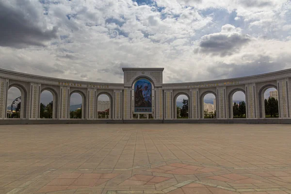 Emlékmű Altyn Asyr Parkban Ashgabatban Türkmenisztán Fővárosában — Stock Fotó
