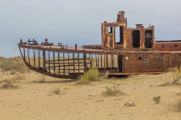 Roestig Verlaten Schip Scheepsbegraafplaats Aan Voormalige Aralzeekust Moynaq Moynoq Muynak — Stockfoto